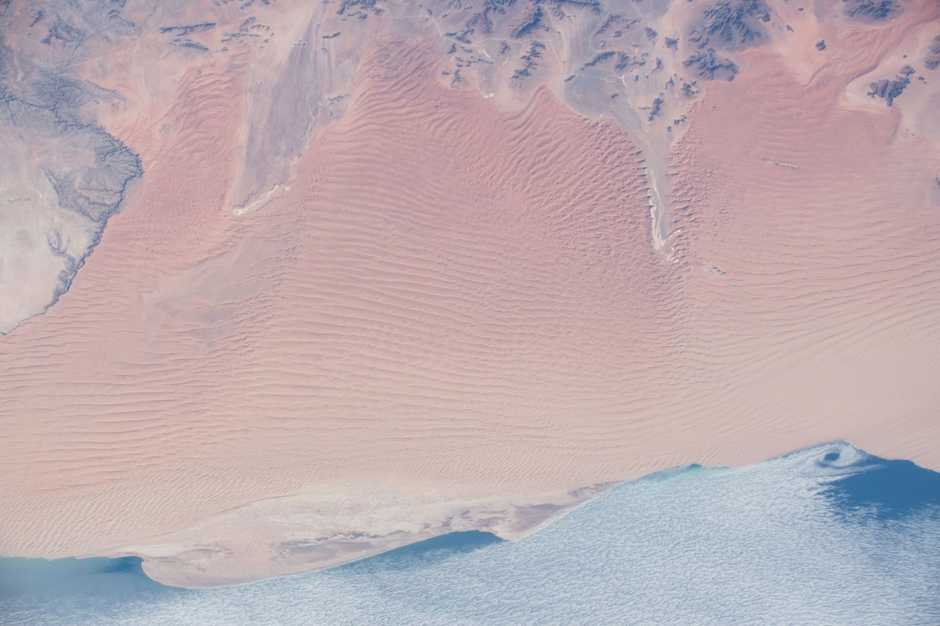 Пустинята в Намибия се среща с океана