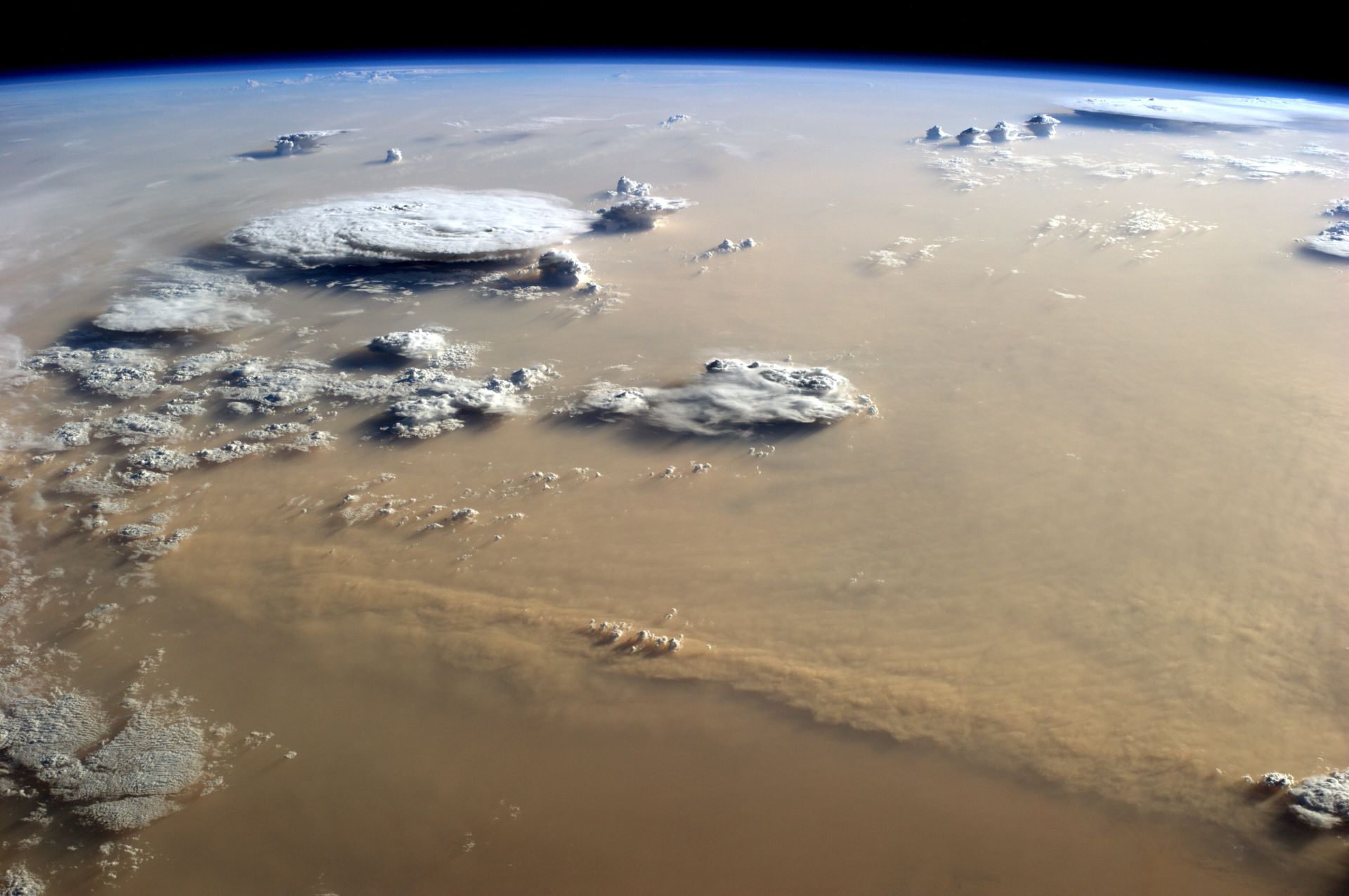 Облаци над Сахара