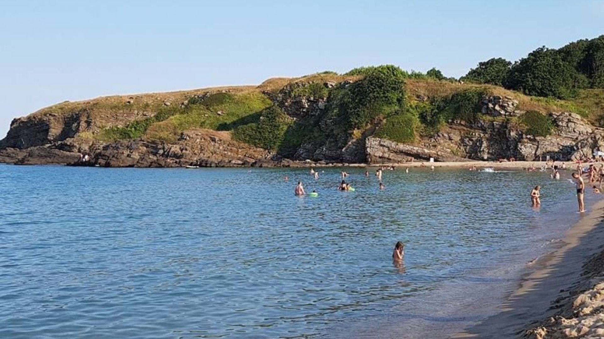 Тяло на мъж с неустановена самоличност е отрито на плаж