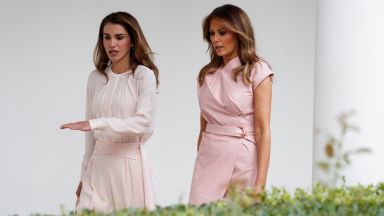 Мелания и Рания изящни в бледорозово в Белия дом