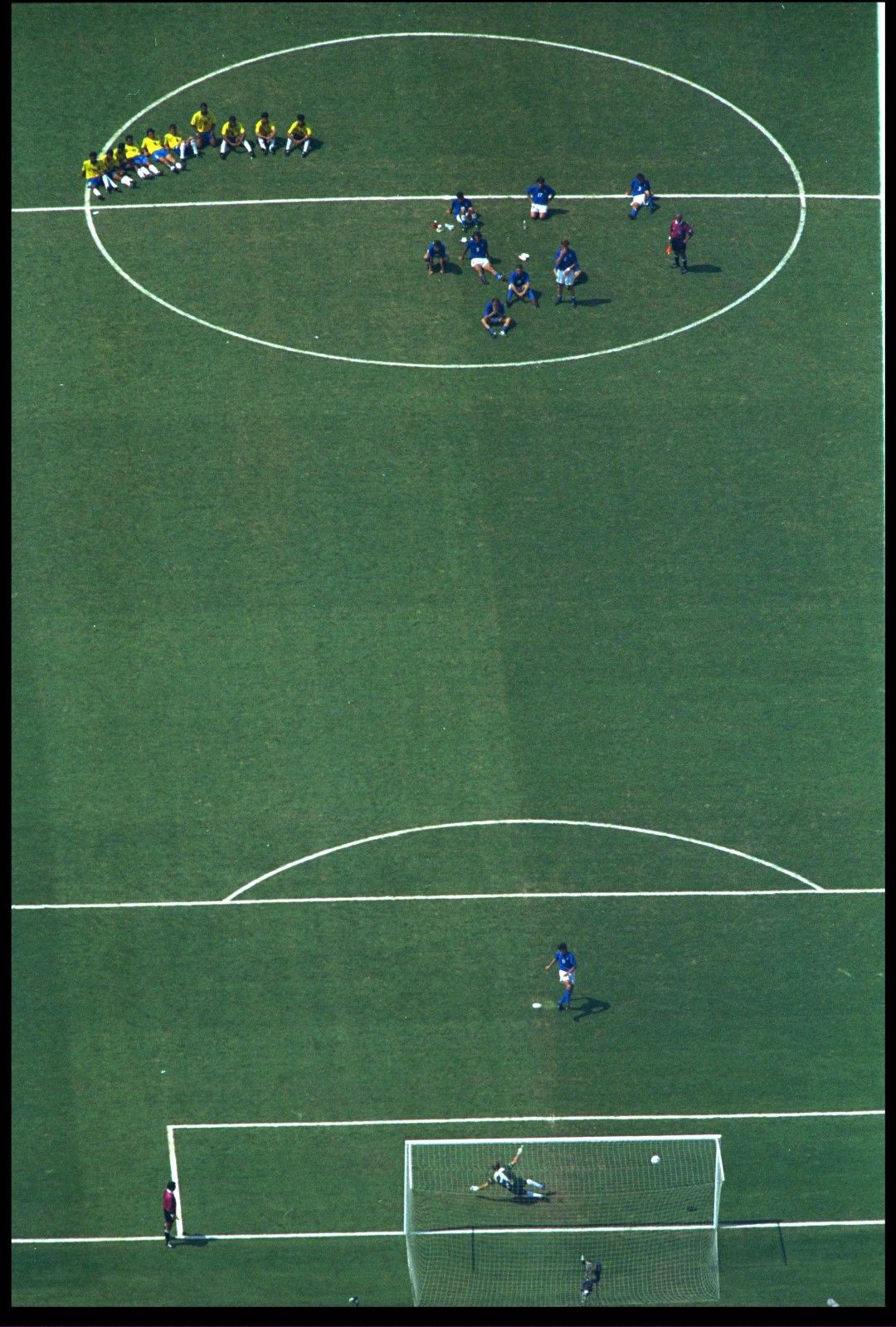 Култов фотос от първите в историята серии от наказателни удари, решили финал на Мондиал - през 1994 г. на "Роуз Боул" в Пасадена, Бразилия - Италия.