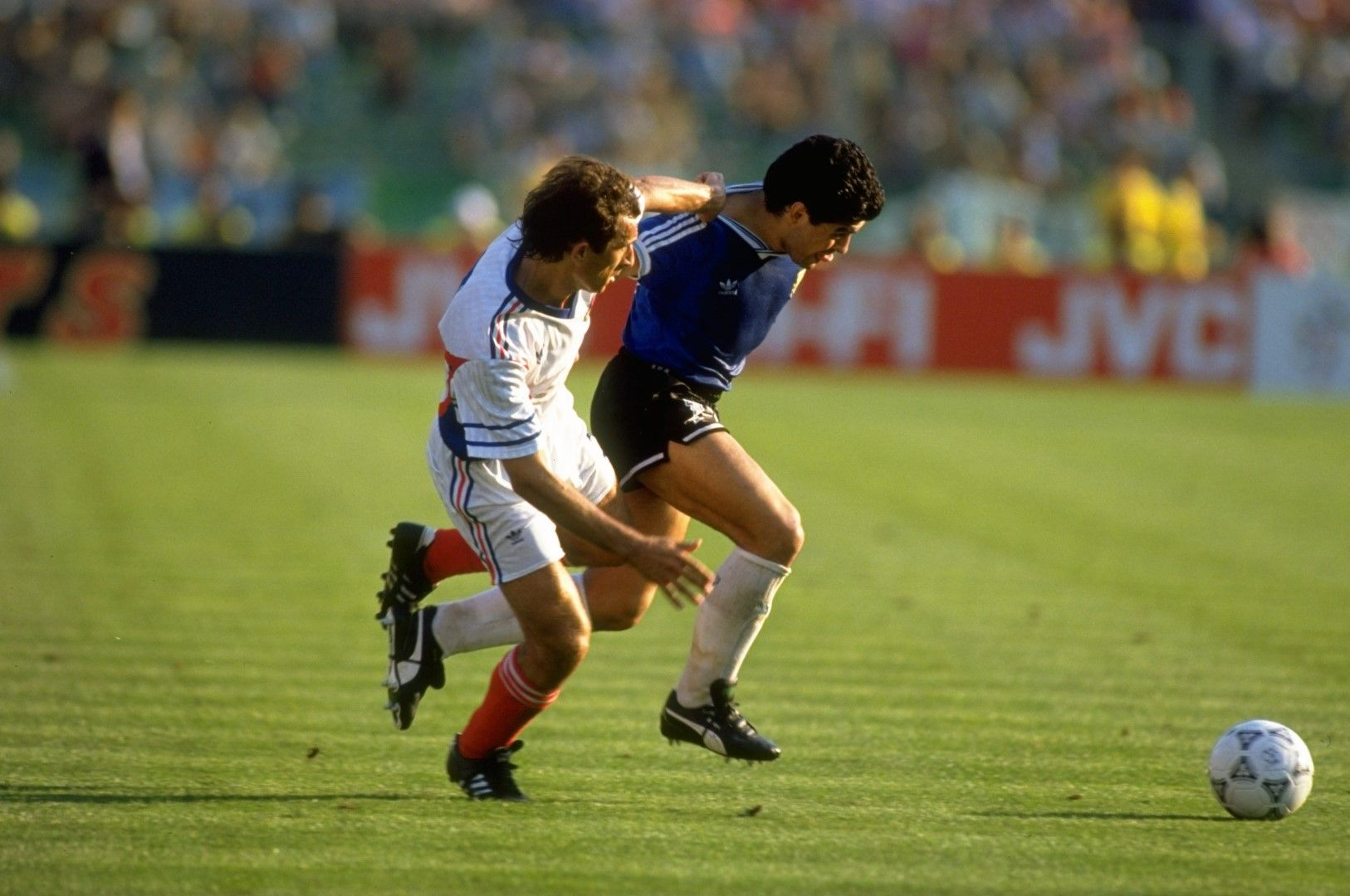 Флоренция, 1990 г. Четвъртфиналът Аржентина - Югославия не излъчи победител и се наложи да се изпълняват дузпи. Две гениални десетки, лидери на онази генерация - Диего Марадона и Драган Стойкович, пропуснаха.