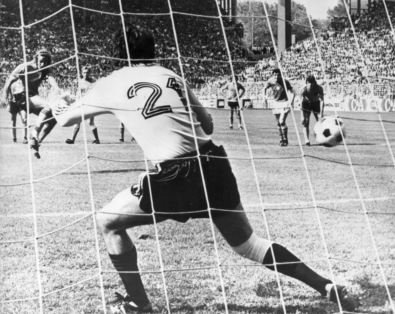 Йохан Неескенс от Холандия бележи с топовен удар срещу България от наказателен удар на Мондиал 1974, а "оранжевите" ни разбиват с 4:1.