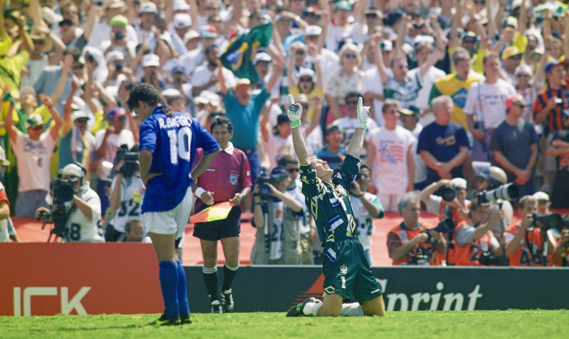 Роберто Баджо не може да повярва. Финалът на Мондиал 1994 бе решен с дузпи, Бразилия стана шампион а асът на Италия изпусна решаващия удар.
