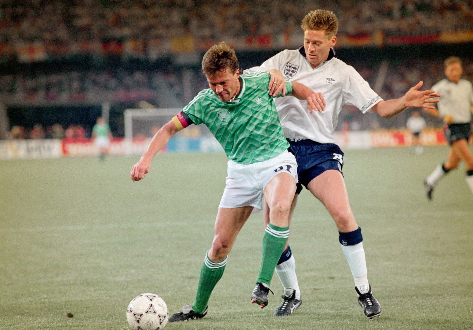 Торино, 1990 г. Лотар Матеус и Крис Уодъл се борят за топката в един от незабравимите мачове на Мондиали. Германия и Англия не успяха да се победят на полуфинала, а при дузпите точно Уодъл изпусна (както и Стюърт Пиърс), за да иде Бундестима на финал.