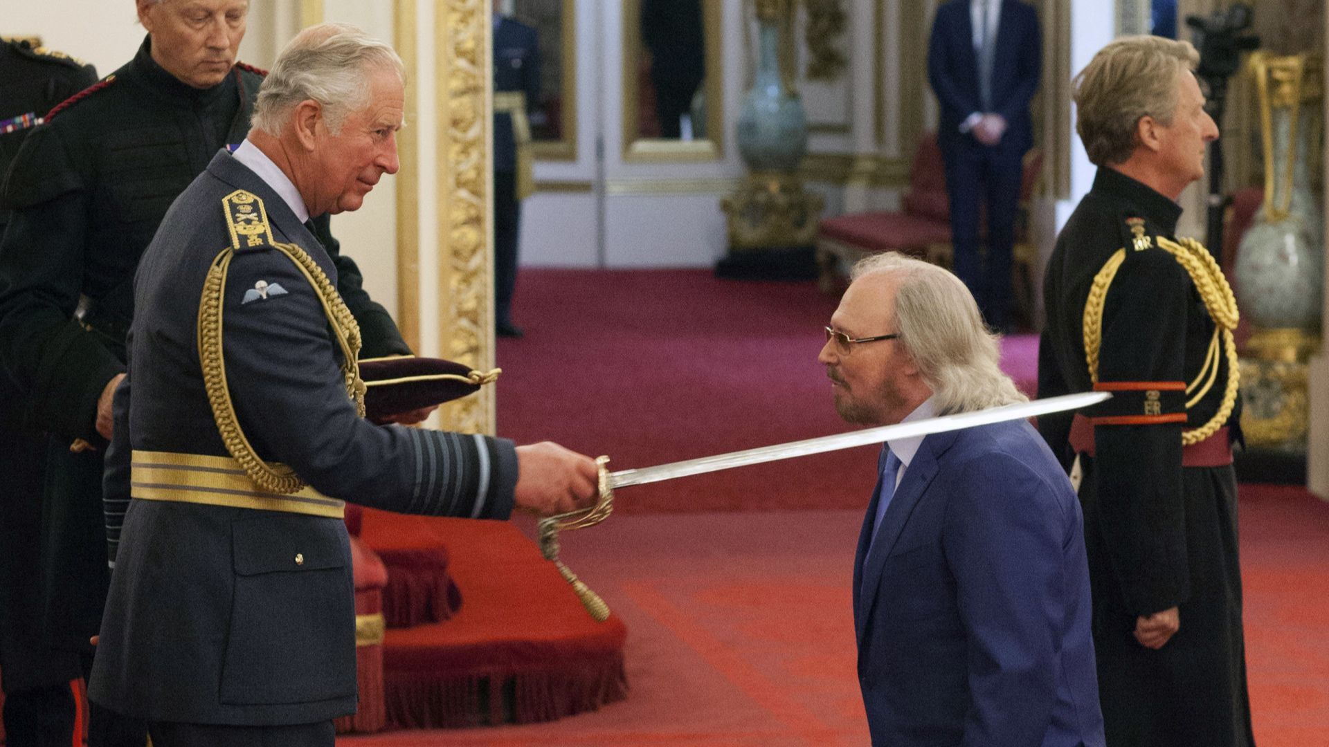 Бари Гиб (Bee Gees) получи рицарско звание от принц Чарлз (снимки)