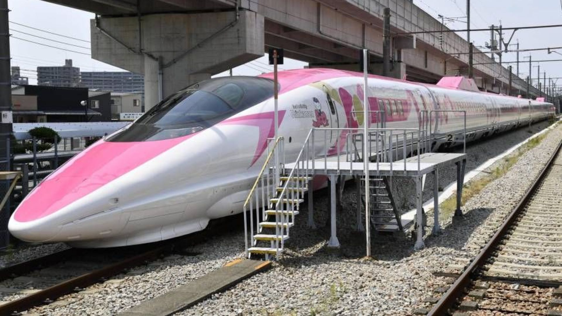 Япония представи розов високоскоростен влак