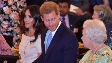 Меган елегантна до Хари на приема на кралицата в Бъкингам
