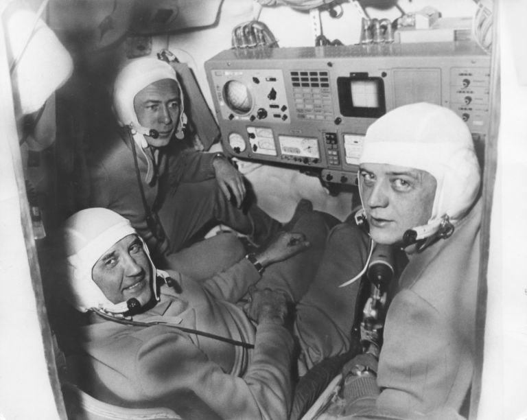 Корабът "Союз-11" каца успешно, но тримата космонавти вътре са ...