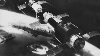 Корабът "Союз-11" каца успешно, но тримата космонавти вътре са мъртви