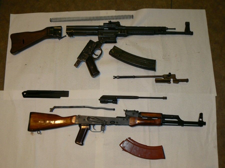 Съпоставка на разглобени StG 44 и АК-47