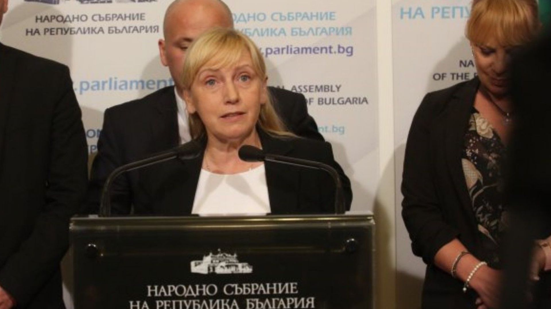 Йончева: Премиерът е взел цяла България, дали има остров - да разследват службите