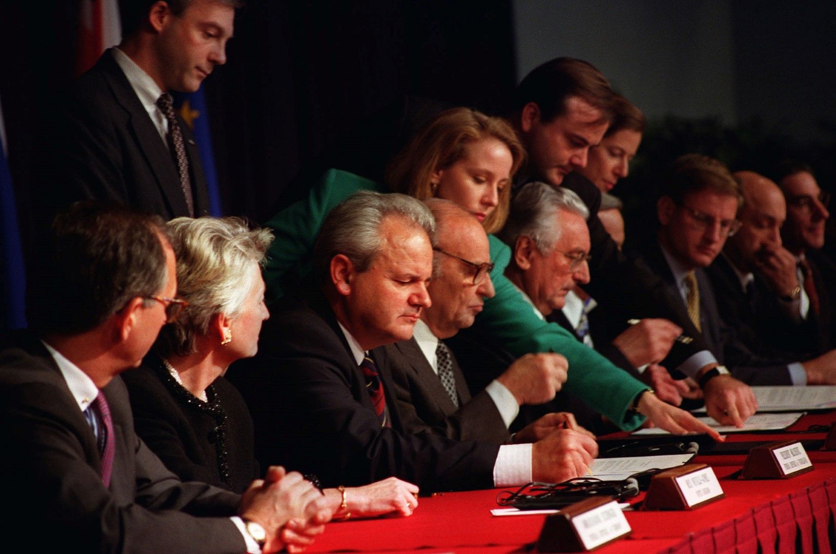 Слободан Милошевич (в средата) през 1995 г.