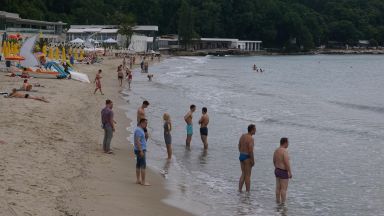 Лошото време не изплаши почиващите по варненските плажове