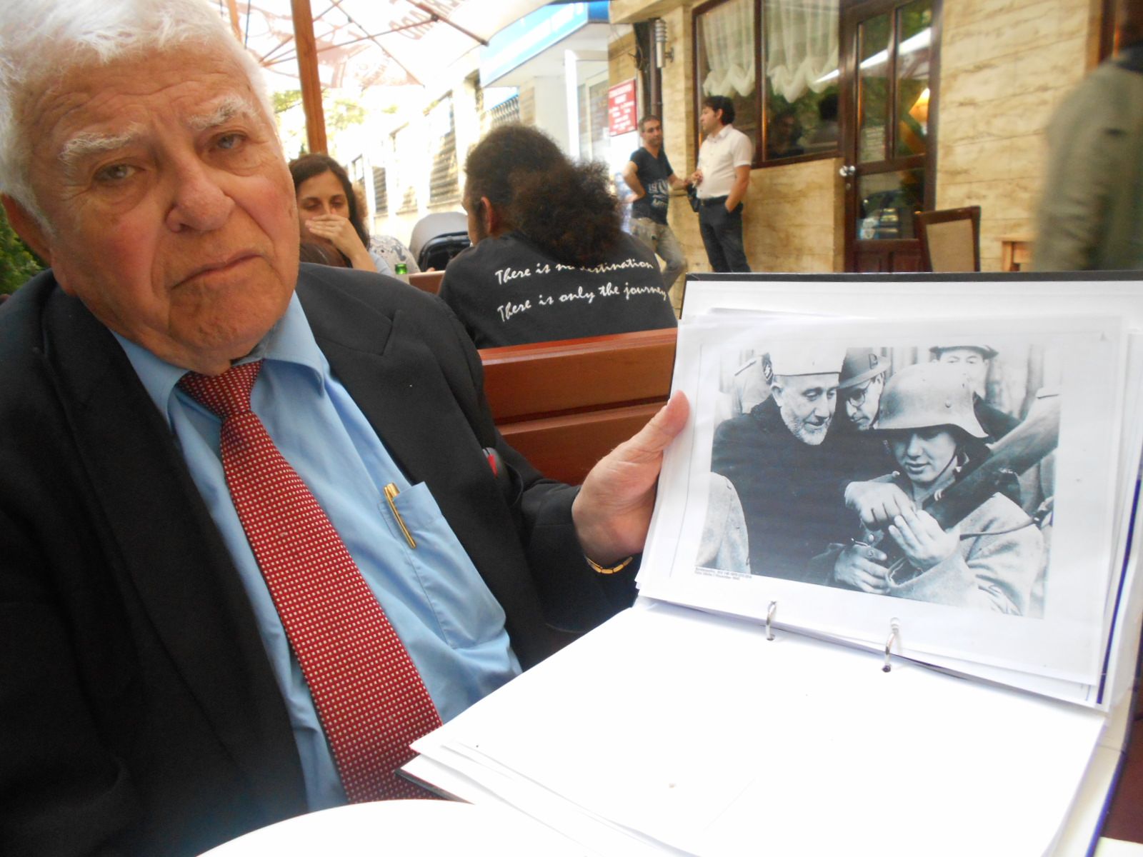 Самуел Ардити показва снимка от архива си. Сн. Е. Мариянска 