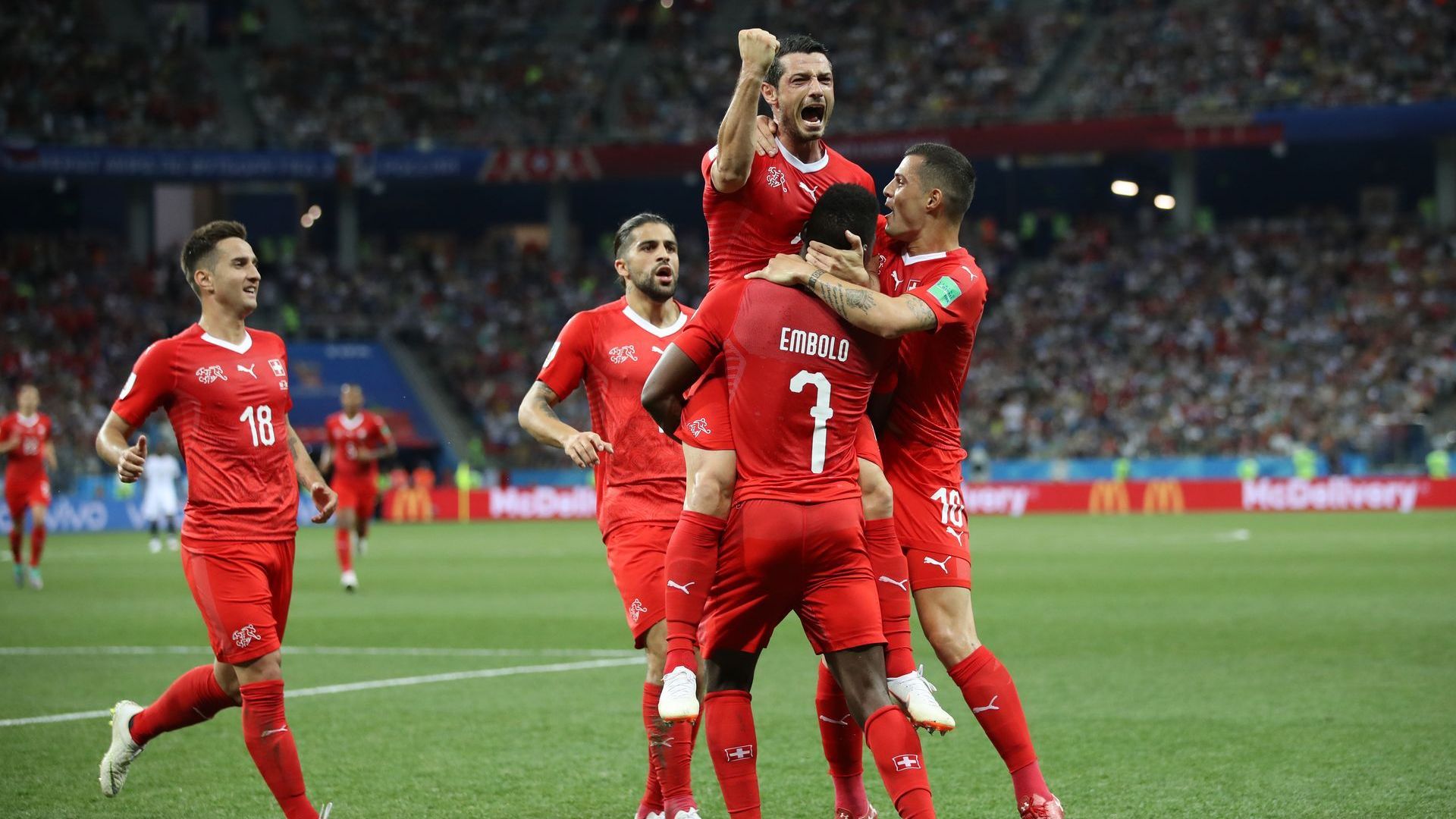 Швейцария върви очаквано напред след трилър с късни голове 