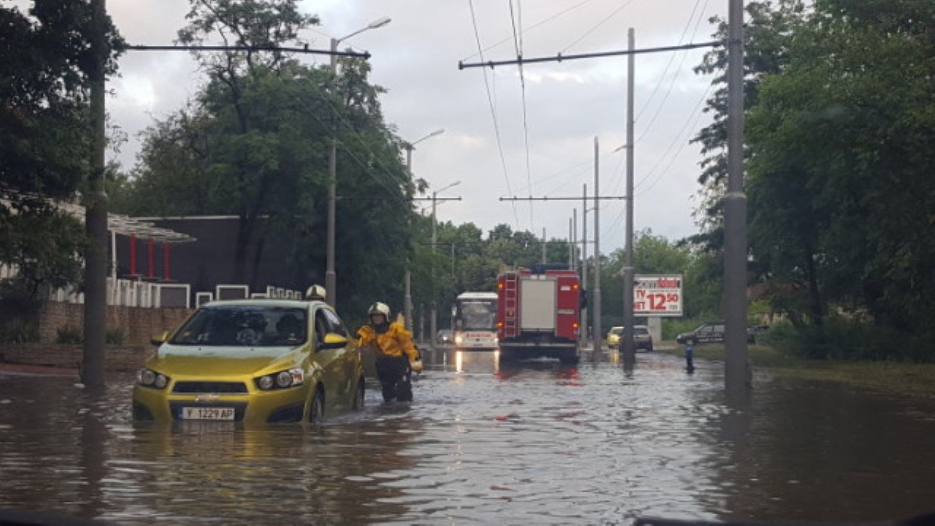 Улиците на Сливен потънаха във вода