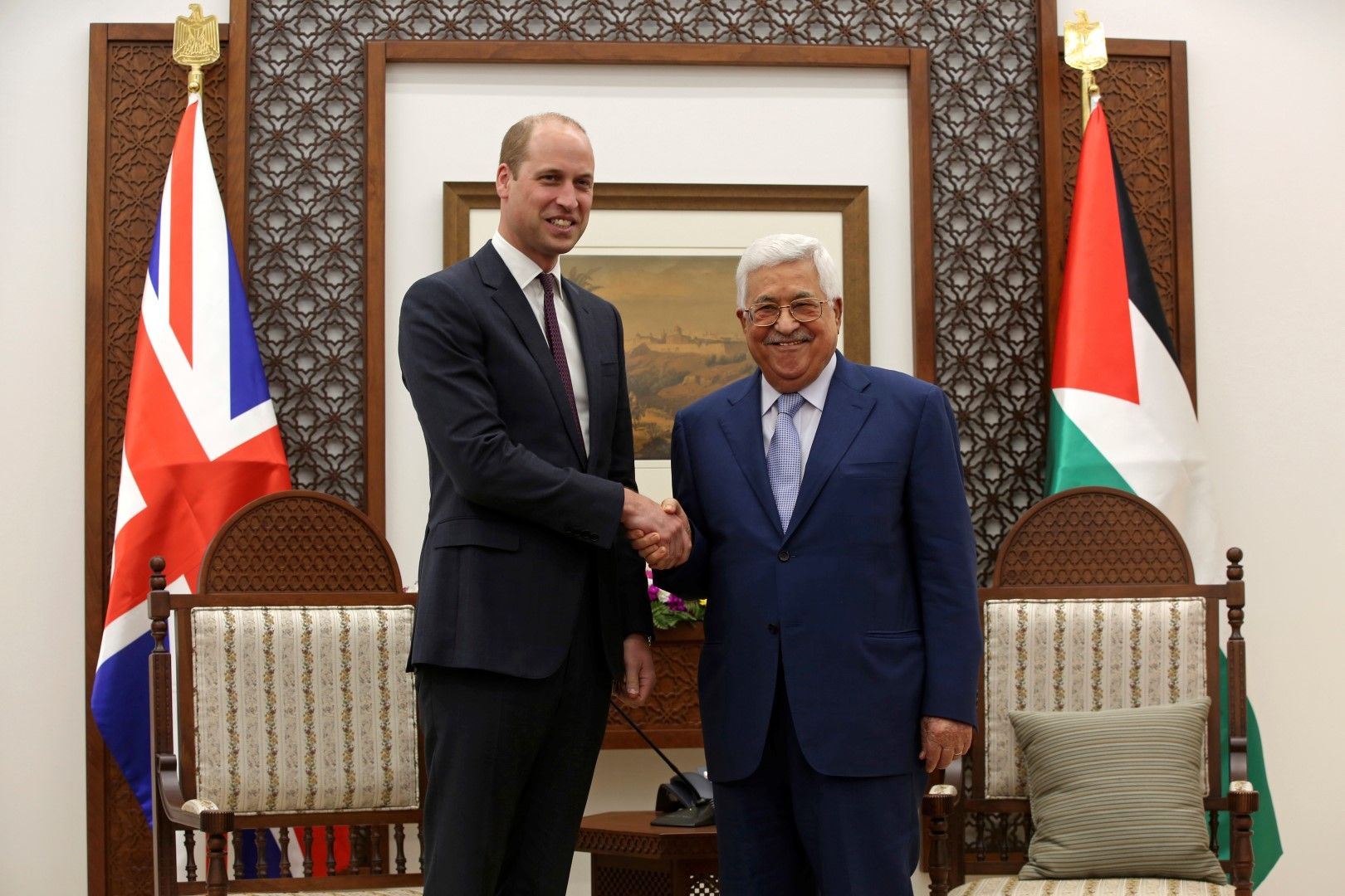 Принц Уилям беше посрещнат официално в палестинските територии от президента Махмуд Абас