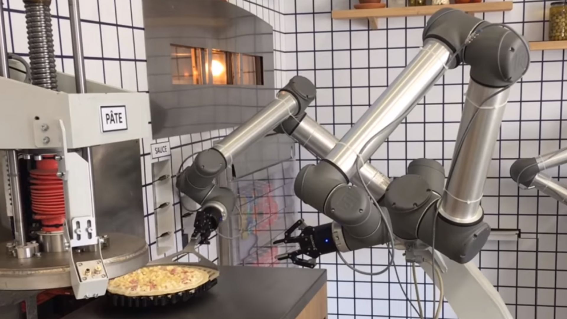 Робот прави пици във Франция