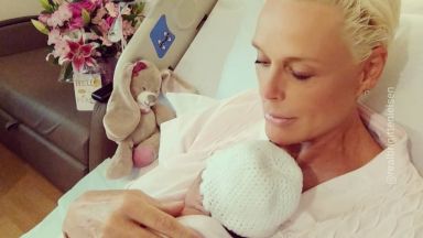 Бригите Нилсен показа новородената си дъщеря