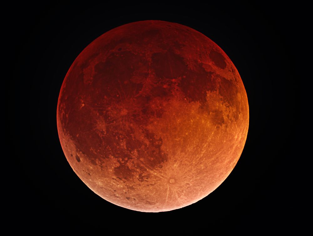 По време на пълната фаза на затъмнението Луната не е невидима, а с тъмнокафаво-червеникав цвят