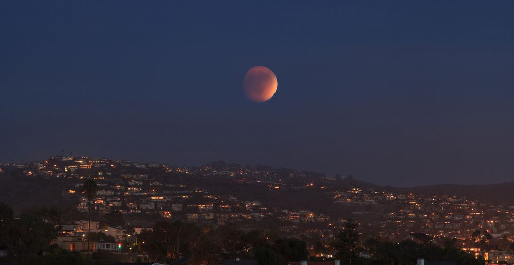 Снимка от пълното лунно затъмнение в Калифорния, 2015 г