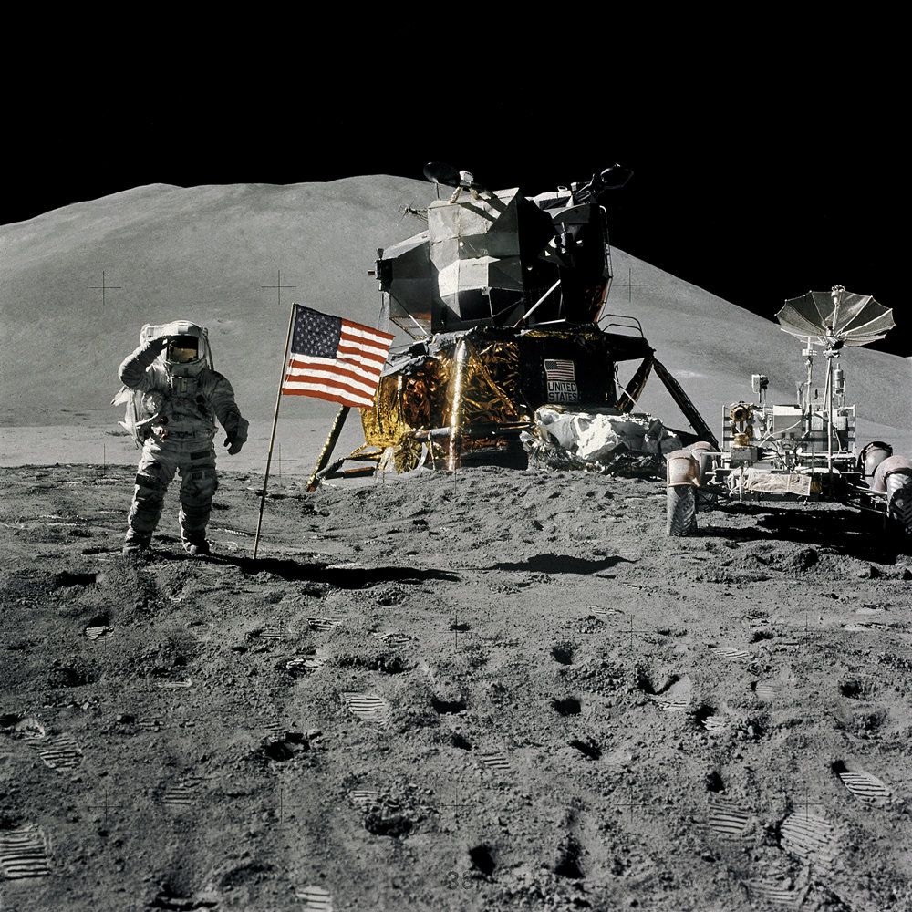 Мисията Аполо 15 каца на Mons Hadley