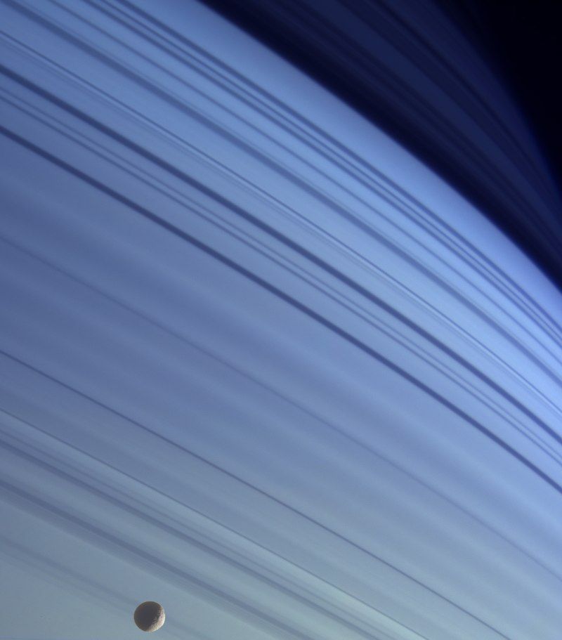 Мимас на фона на пръстените на Сатурн