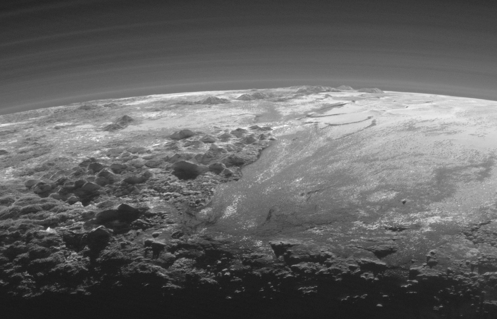 Планините Tenzing Montes на Плутон са се образували от тектонична активност