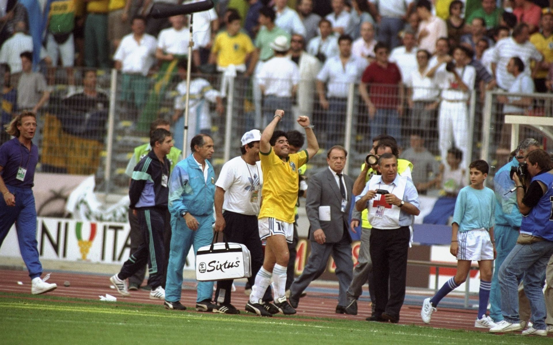 Марадона е разменил фланелка със съперник, триумфално вдига ръце и лудее - фаворитът Бразилия е аут от Мондиал 1990.
