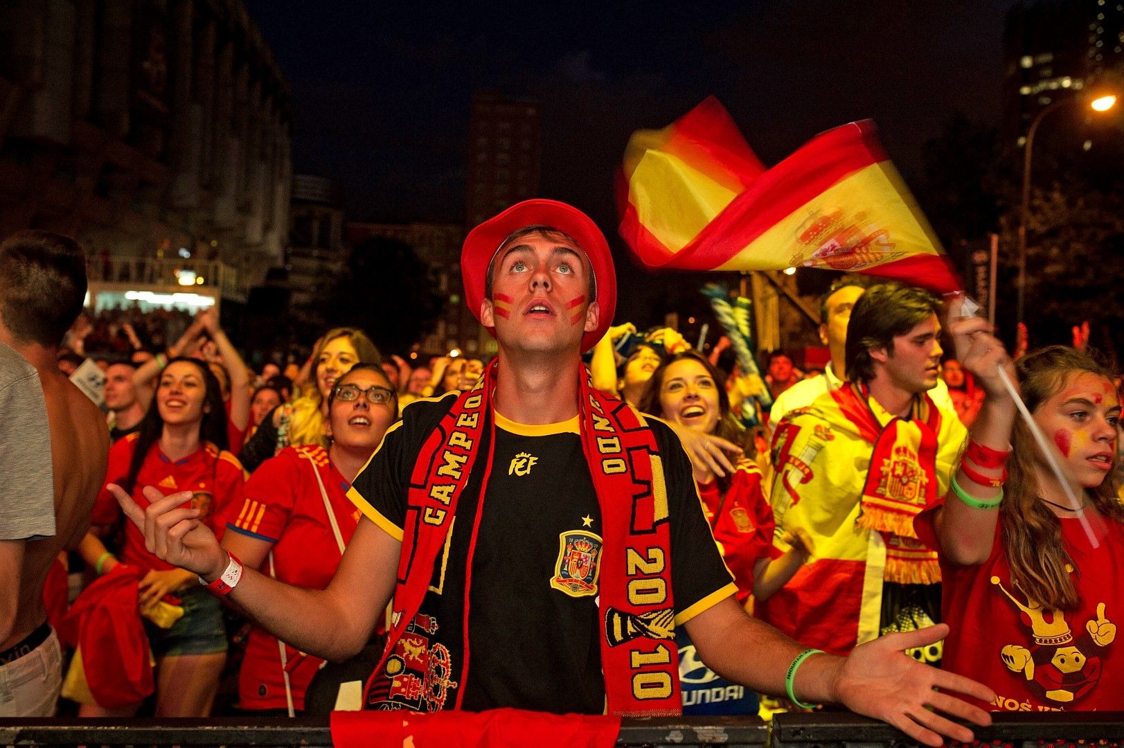 Феновете на Испания гледат невярващо - Ла Роха е елиминирана рано-рано на Мондиал 2014.