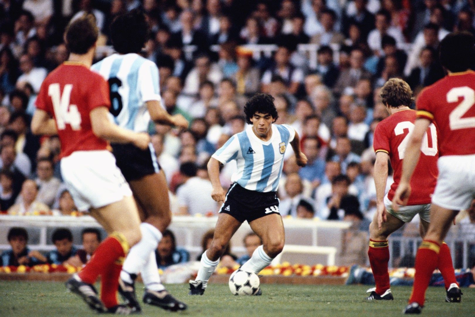 Диего Марадона слаломира между белгийски играчи, 1982 г., Мондиал в Испания. Аржентина отпадна сравнително рано, а бе шампион...