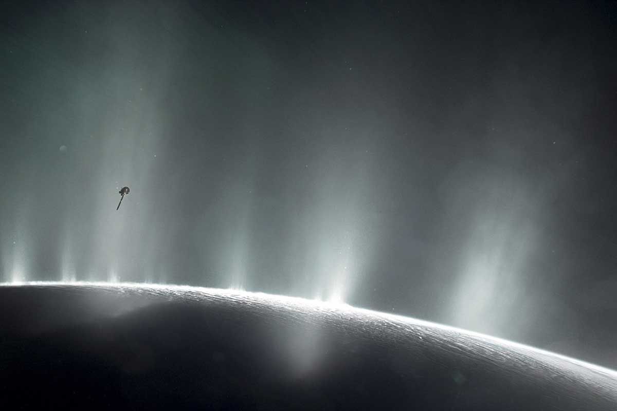 На Енцелад има гейзери