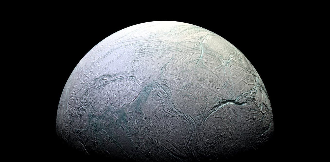 Енцелад също има глобален океан от течна вода