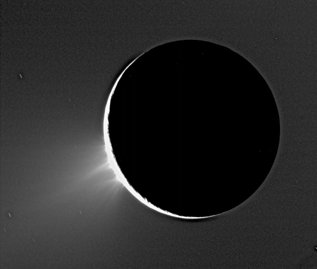 Гейзери с водни пари изригват от пукнатини на Енцелад