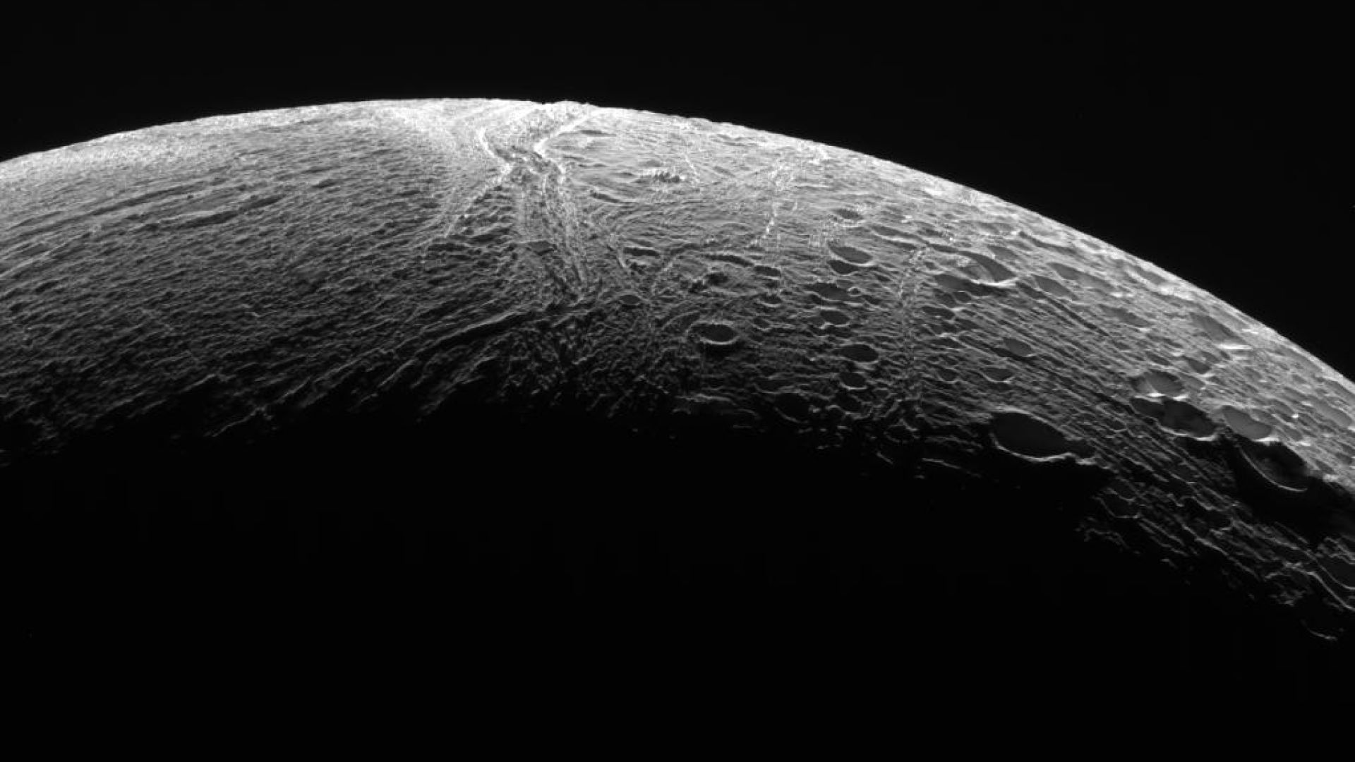НАСА откри ключов елемент за живот на една от луните на Сатурн