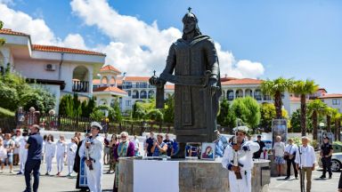 Красимир Каракачанов откри паметник на кан Тервел