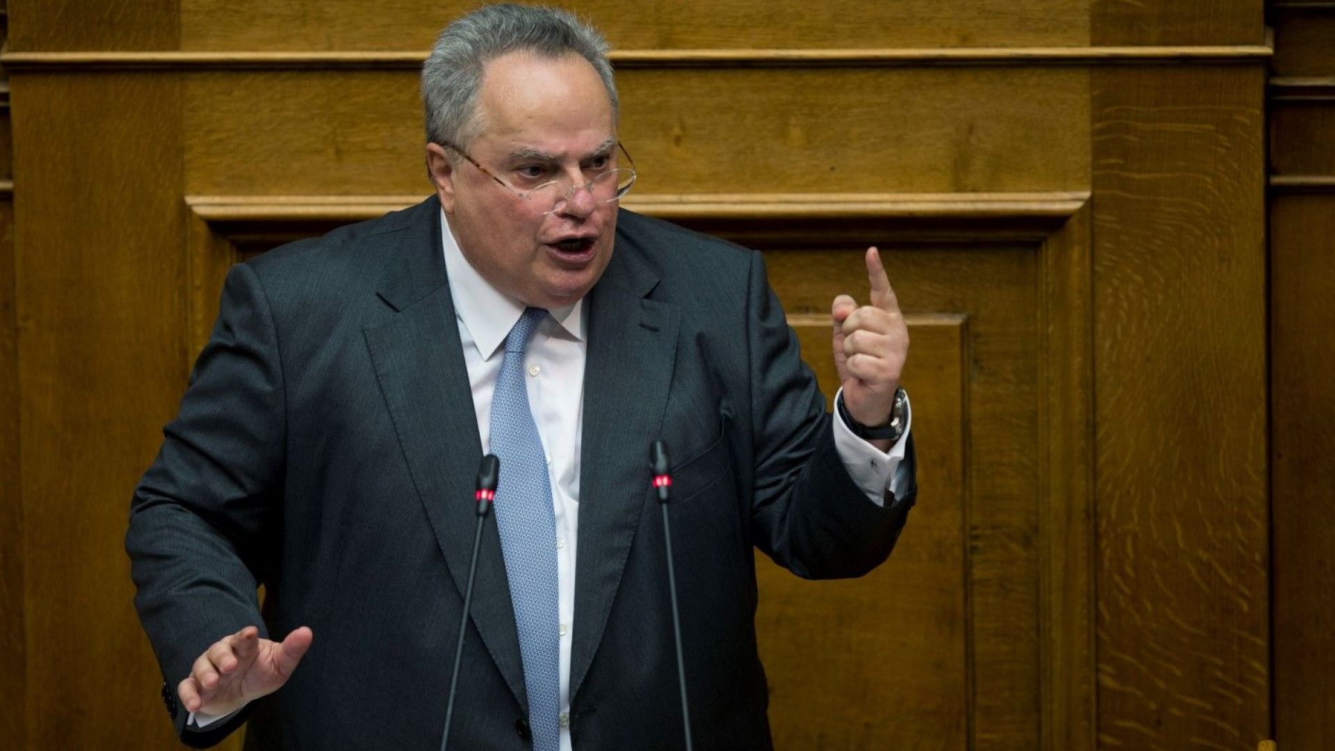 Нараства напрежението между подалия оставка министър на външните работи Никос