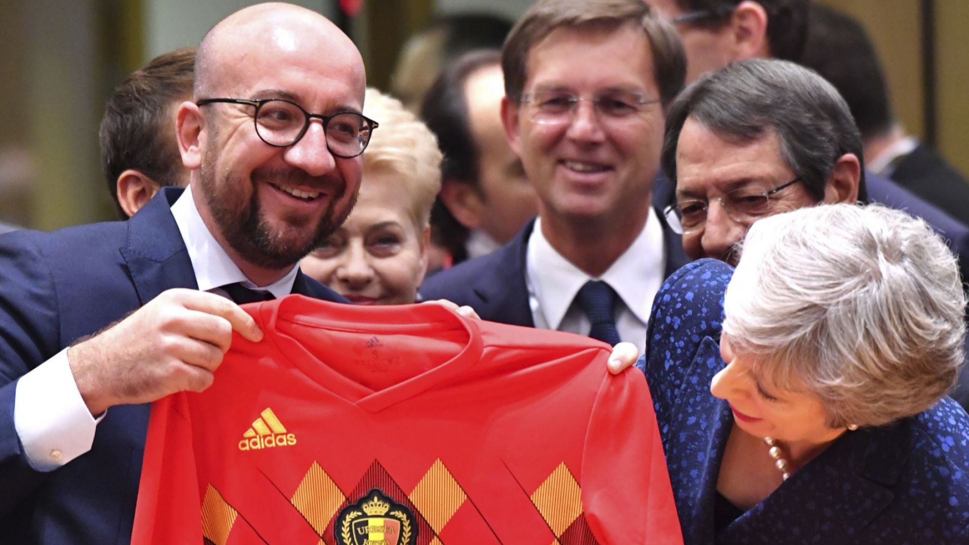 Премиерът на Белгия подари *футболна фланелка на Тереза Мей