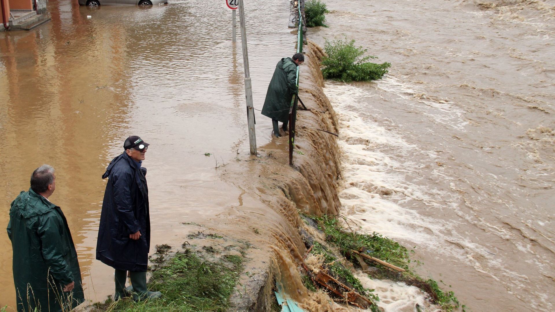 106 отводнителни операции в страната, бедственото положение в Смолян и Чепеларе остава 