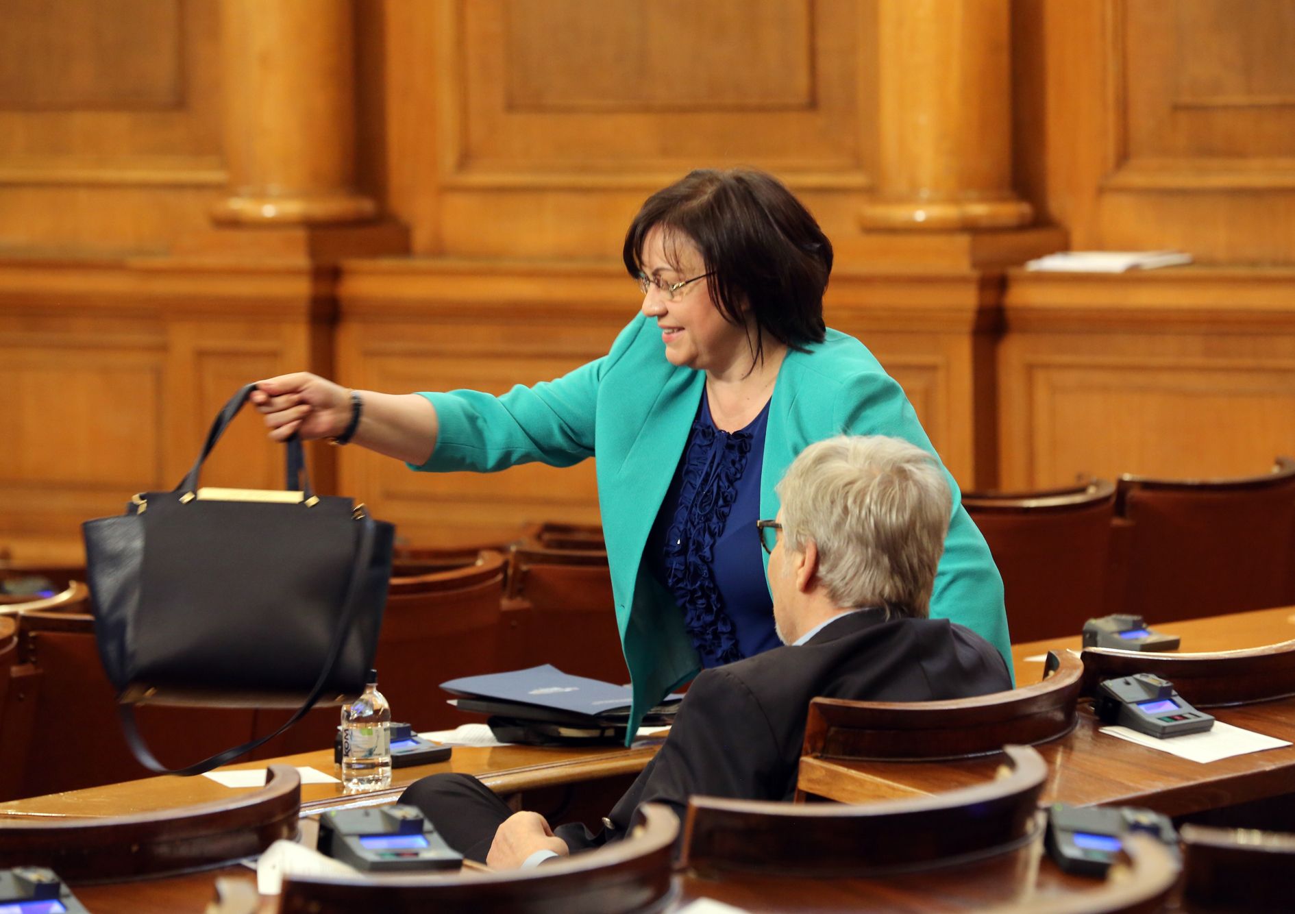 Лидерът на БСП Корнелия Нинова в пленарна зала по време на втория вот на недоверие