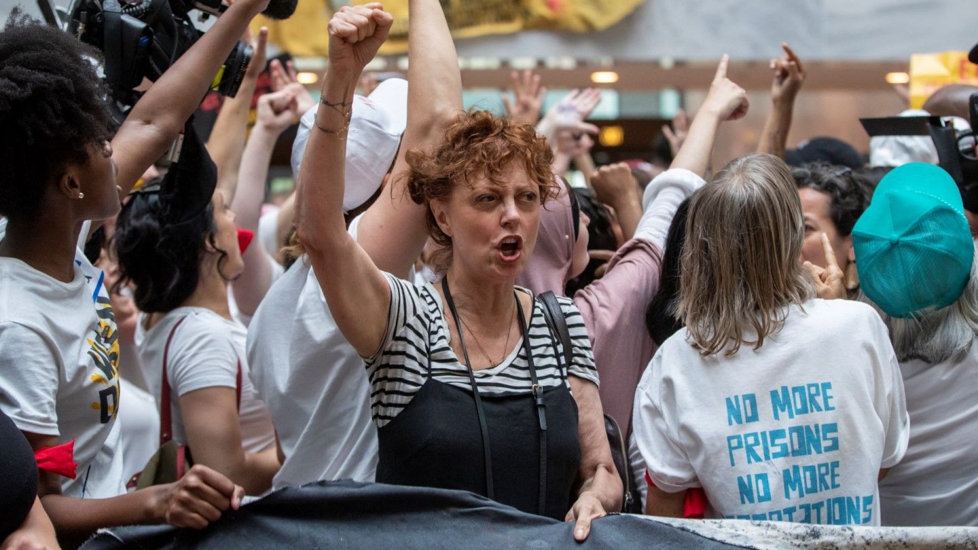 Арестуваха Сюзън Сарандън на протест срещу Тръмп (снимки)