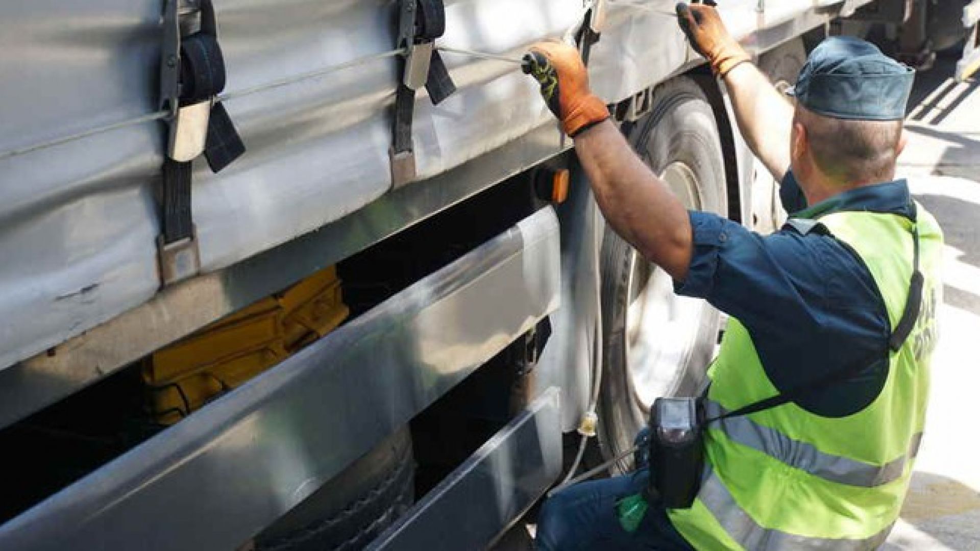 Гранични полицаи откриха трима мигранти скрити в тайник на ГКПП