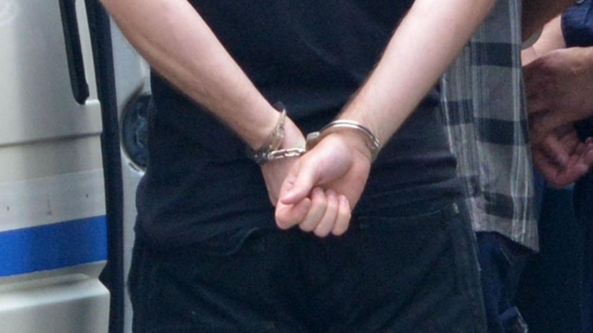 Граждани заключиха крадец на терасата си във Варна съобщават от