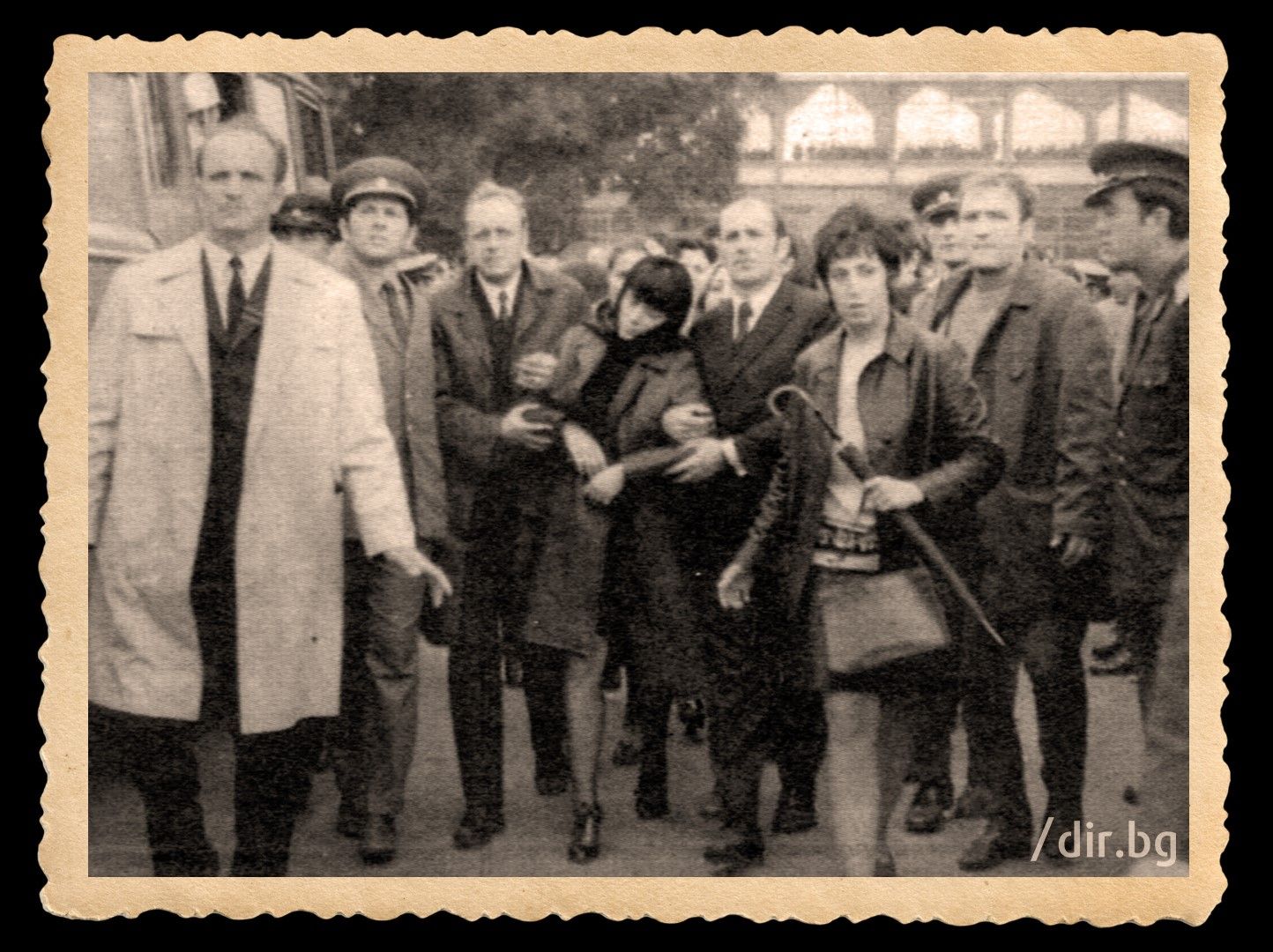 Приятели прикрепят Катя Коткова на погребението на мъжа й. Само няколко минути, след като дъщеря им Мария казала на майка си, че тати няма да се бави във Враца, станало ясно, че той вече никога няма да се върне у дома.