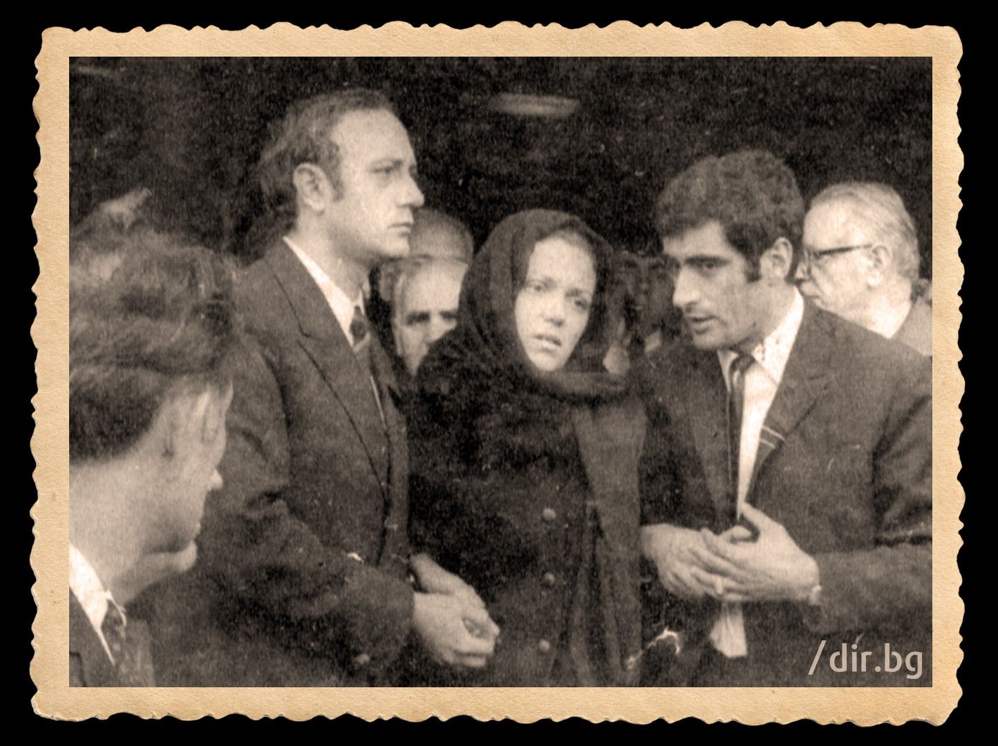 Тогавашният съотборник на Гунди Иван Вуцов успокоява вдовицата на "синята" деветка Величка по време на погребението.