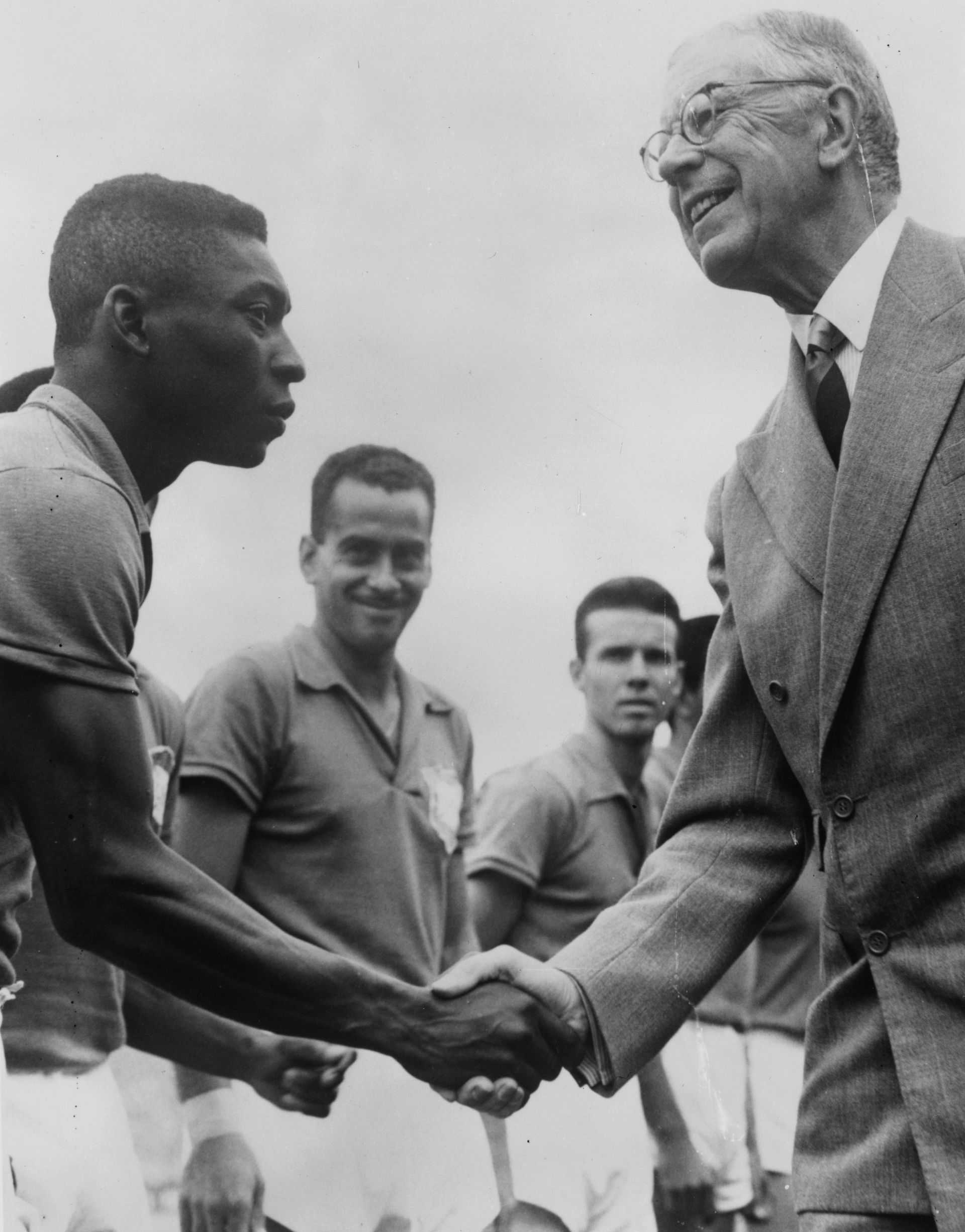 Мондиал 1958: Шведският крал Густаф стиска ръката на младата сензация след финала, въпреки че той и Бразилия току-що са разбили именно домакините с 5:2 за титлата