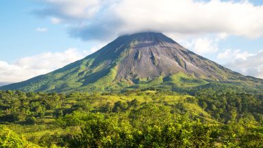 Индонезийци принесоха дарове на активен вулкан