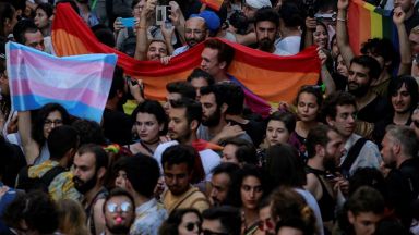 Истанбулската полиция разпръсна грубо гей парад