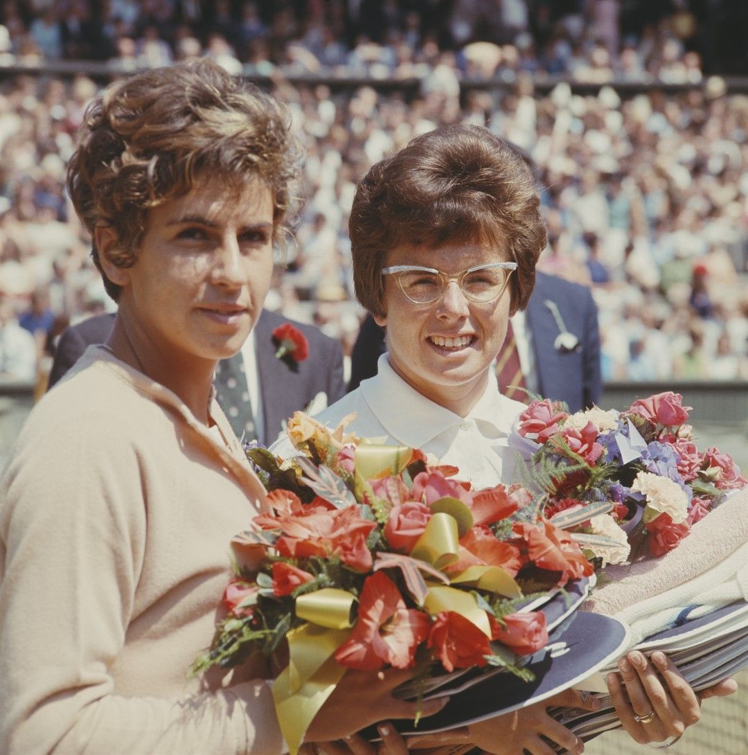 1966 г. Шампионката Били Джийн Кинг  и Мария Буено след финала. Американката спечели общо шест пъти надпреварата.